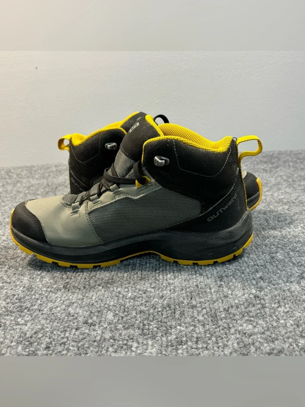 Salomon Outward CSWP Waterproof Hiking Boots Mens US 6 Gray Yellow Mid Trail